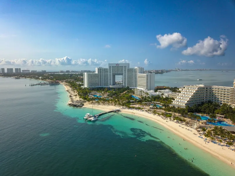 Cancún: A stunning aerial view of a hotel on the Cancún beachfront, showcasing the coastline and sea.