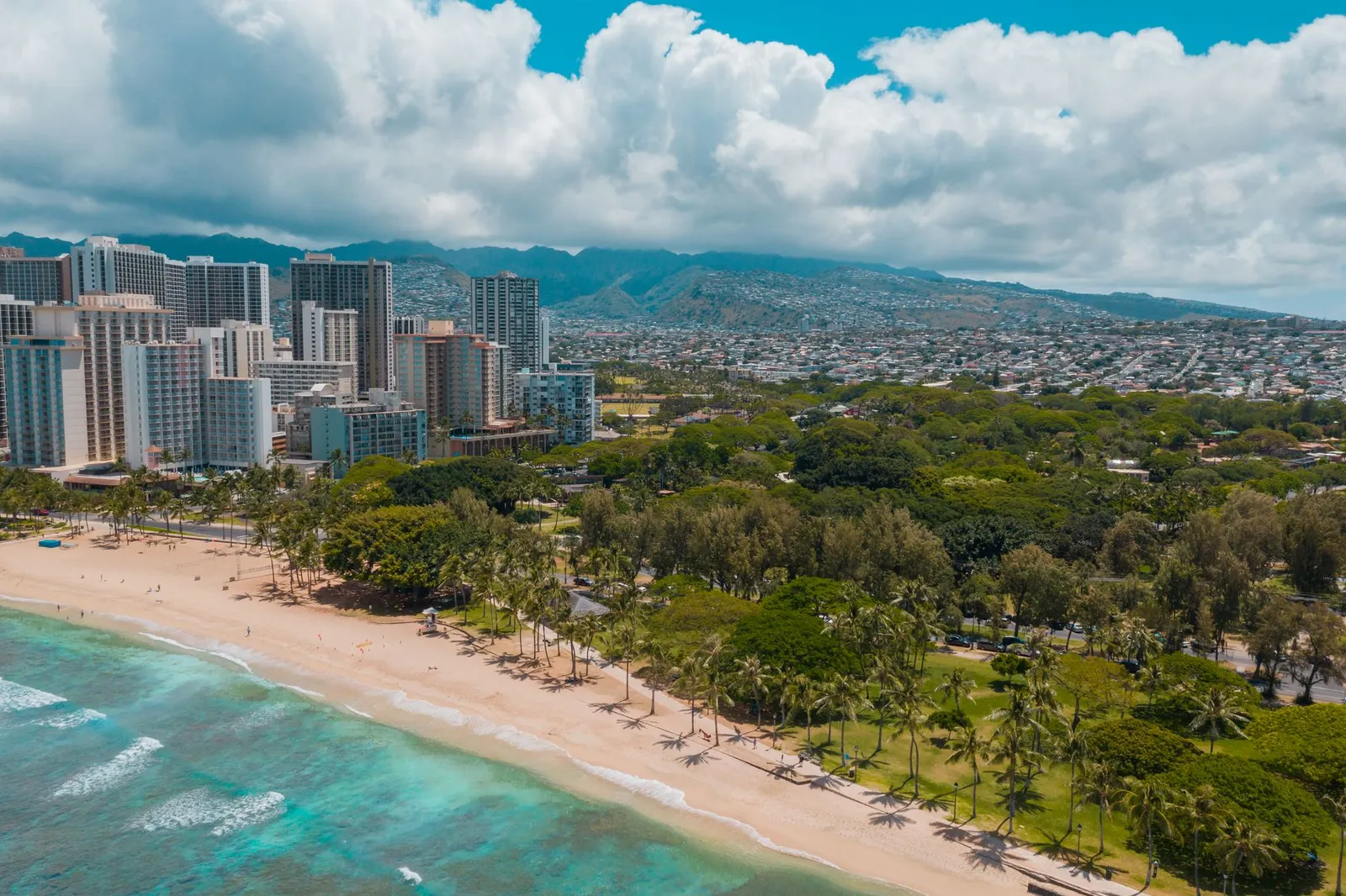 Honolulu & Oahu: Stunning aerial view of Waikiki Beach with the skyscrapers of Honolulu in the backdrop.