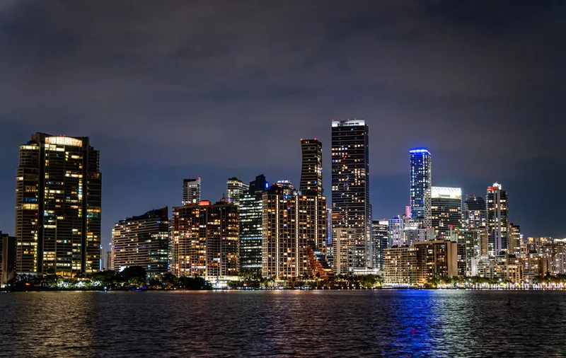 Miami: Captivating view of Miami's illuminated skyline at night, showcasing its modern architecture and vibrant city life.