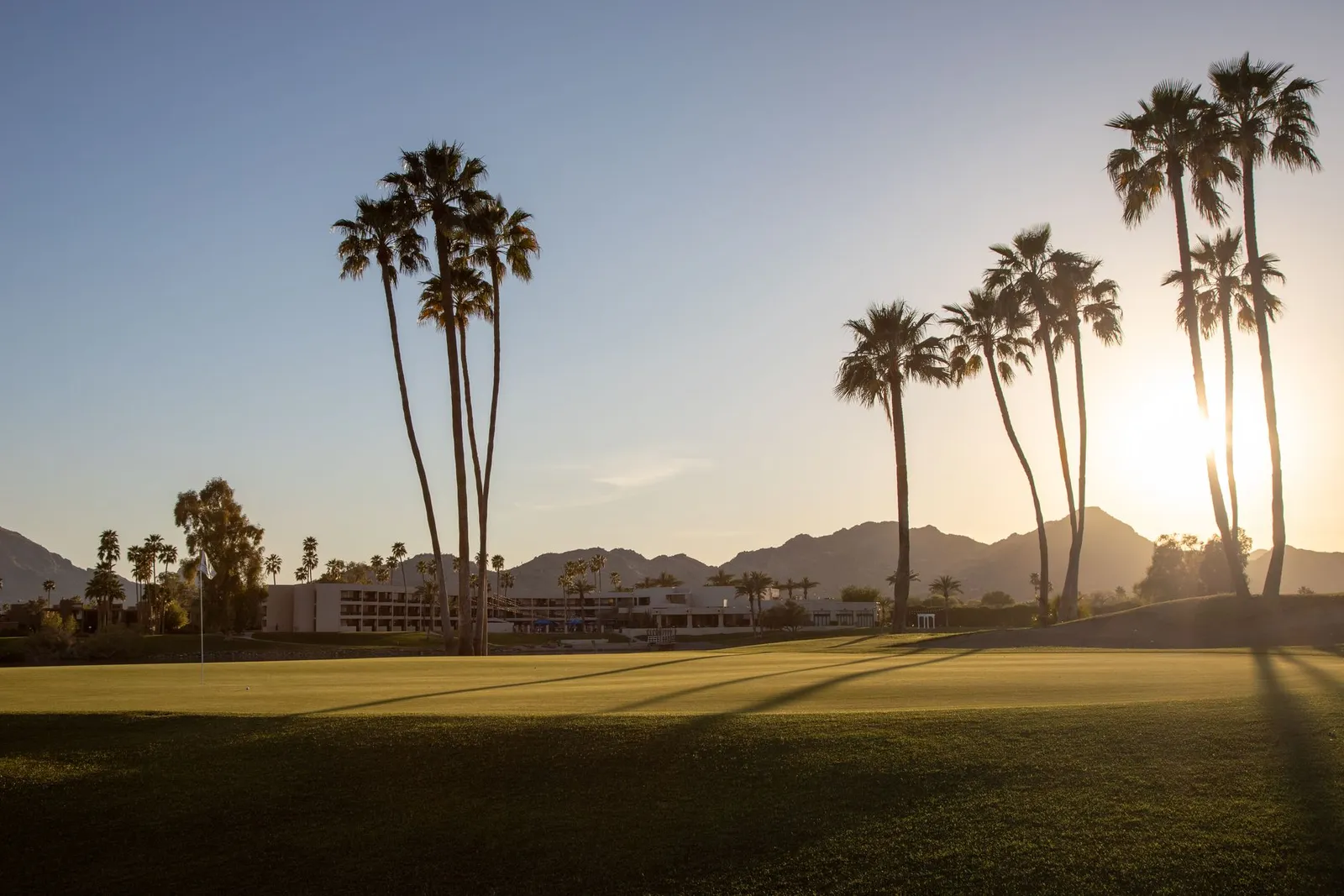 Phoenix & Scottsdale: Captivating view of a Scottsdale golf course with palm trees and mountains at sunset.