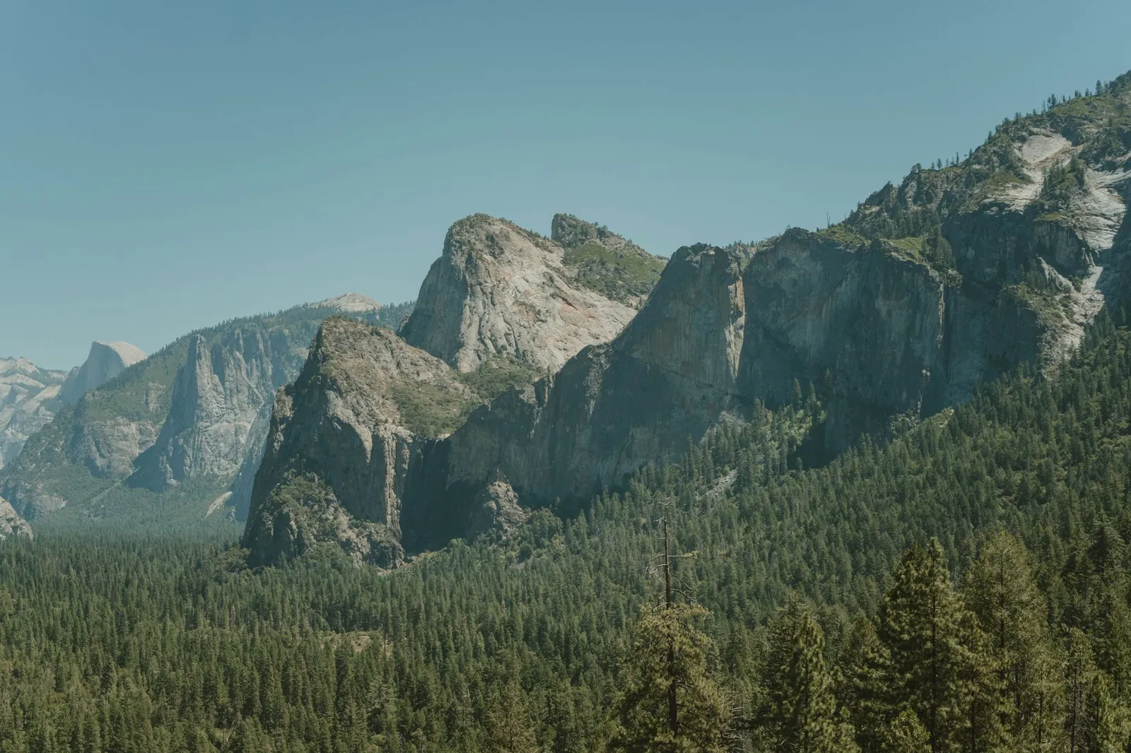 Yosemite: Breathtaking view of mountains in Yosemite National Park, showcasing stunning natural beauty.