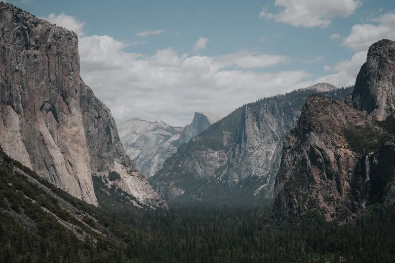 Yosemite: Stunning landscape of Yosemite Valley with El Capitan and lush forest below.